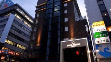 施設の正面 (日没後) / 1