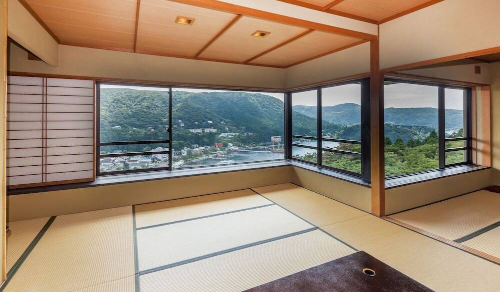 芦ノ湖ビューの客室で
のんびり寛ぐ / 1