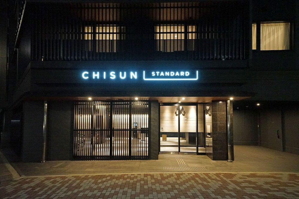 施設の正面 (日没後)