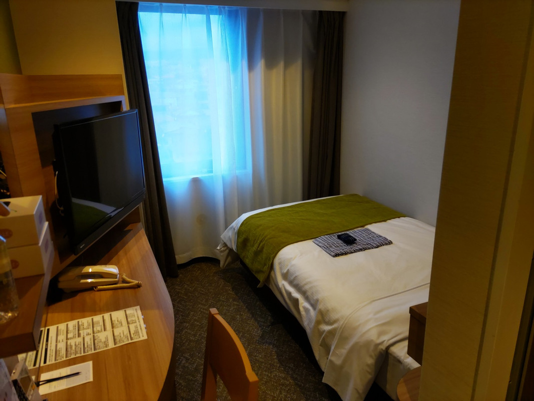 シングルの部屋は見た目悪くないが、狭い