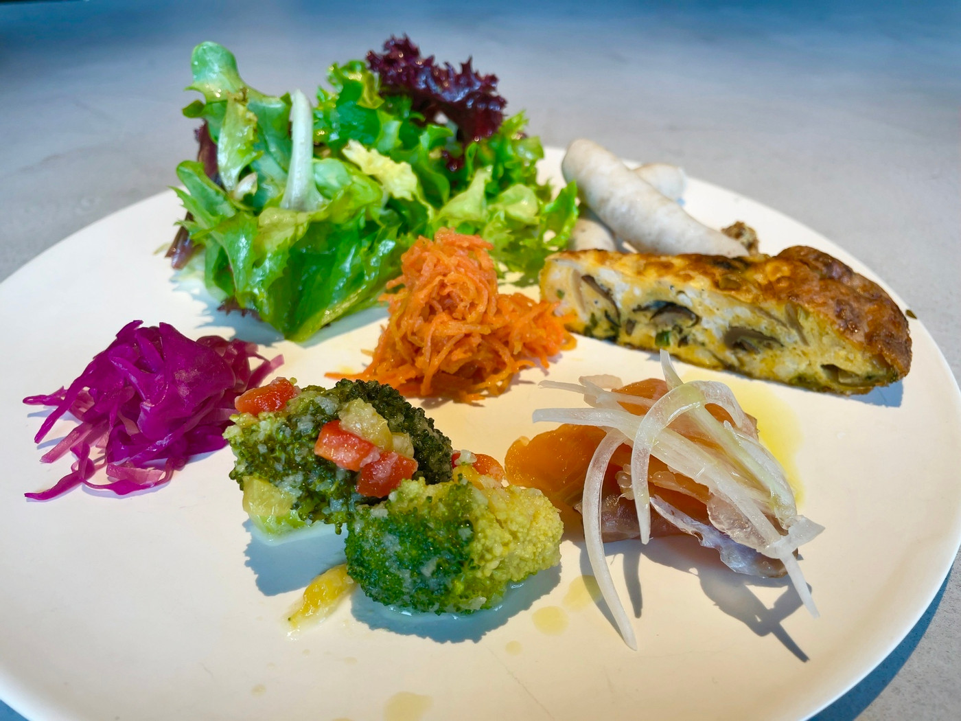 「箱根本箱」 料理 144561434 お野菜のプレート:フリッタータ、ブロッコリーサラダ、キャロット・ラペ、くぬぎ鱒マリネ、無添加ソーセージ