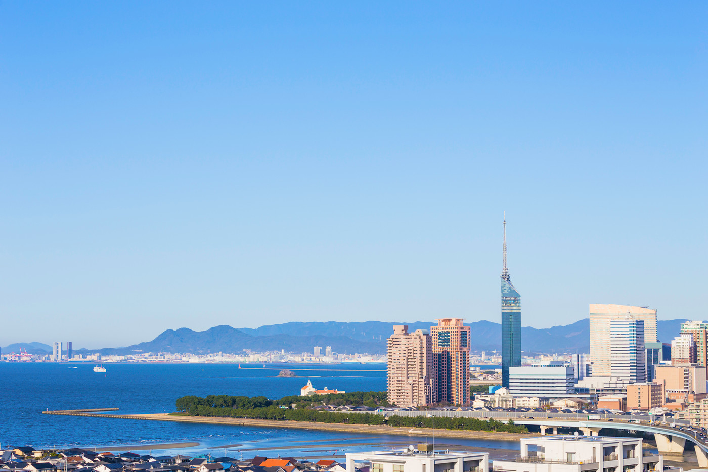 雲ひとつない青空と美しい福岡の街並み
