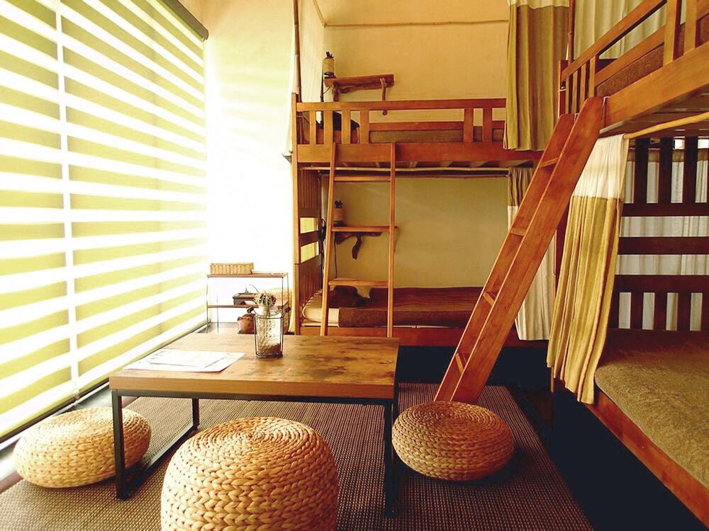 客室内のダイニングエリア