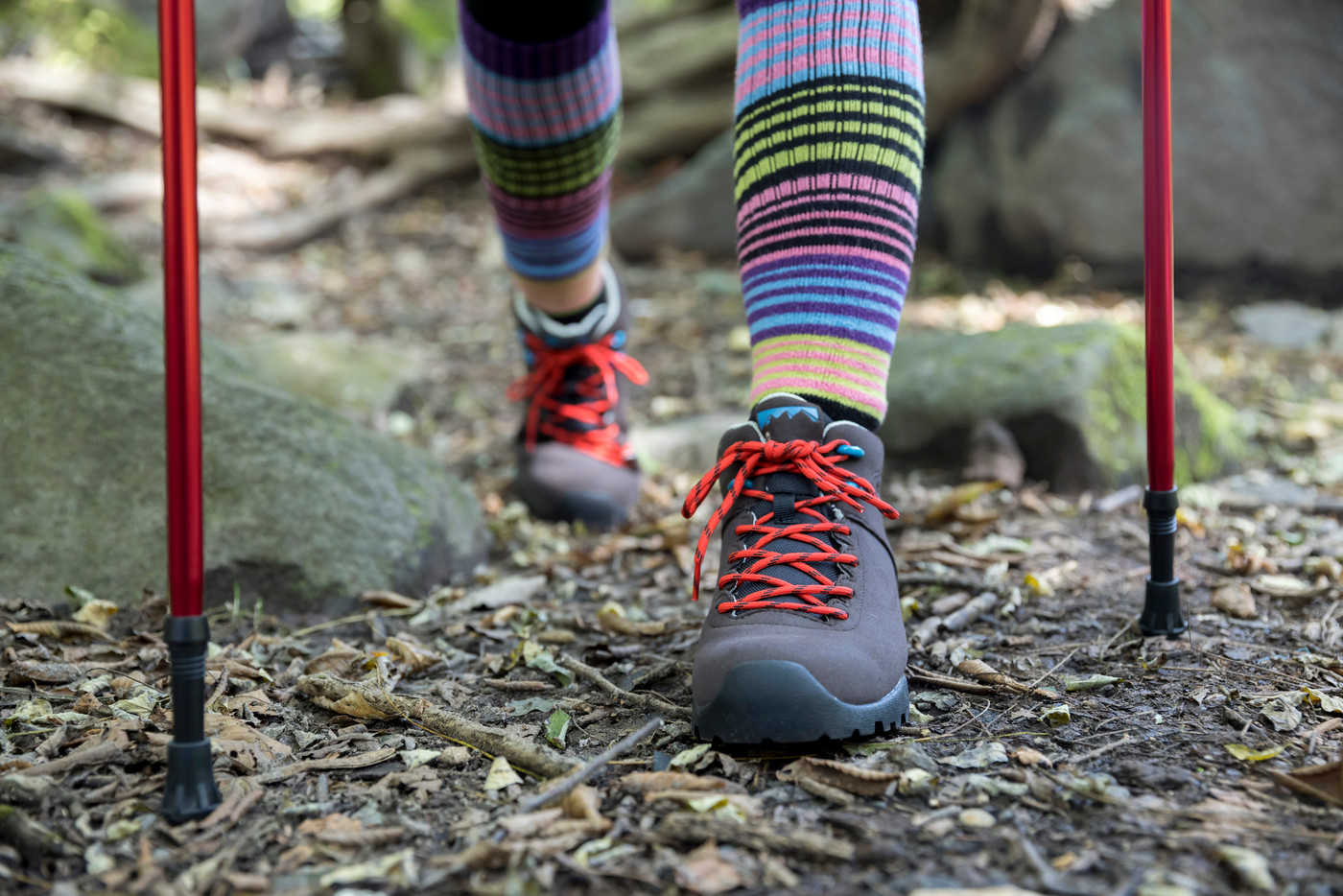 トレッキングイメージ 登山をする女性足元