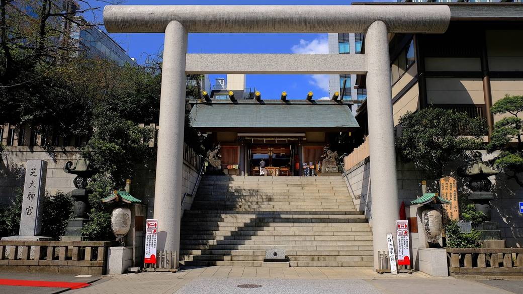 一千年の歴史ある
由緒正しい神社へ参拝 / 1