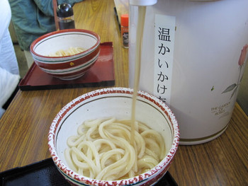 「日の出製麺所」料理 902003 出汁はテーブルのポットから