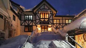 施設の正面 (日没後) / 3