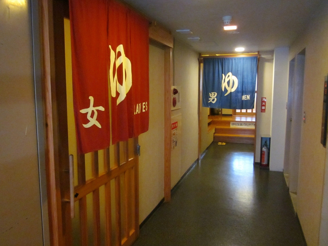 最上階の大浴場は人工温泉です