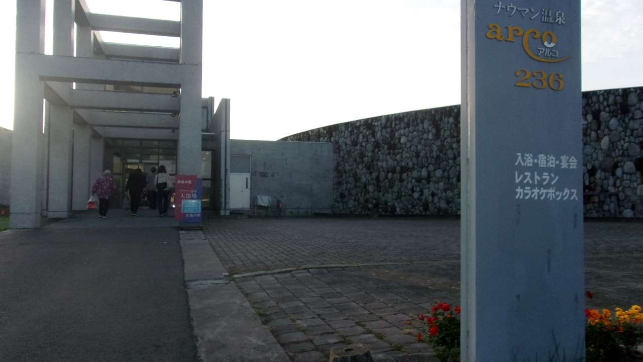 エエントランスにやたら柱が多い