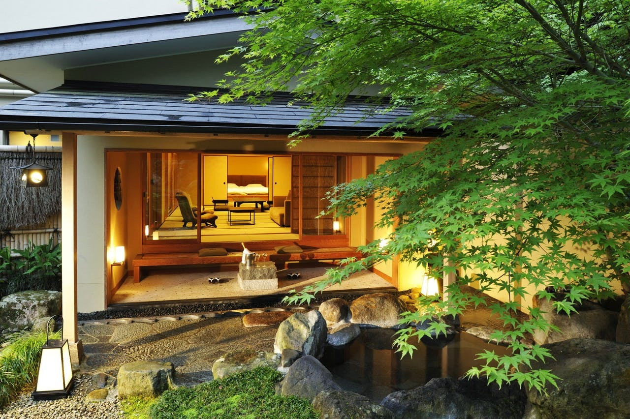 箱根の高級旅館で、贅沢なひと時を3373009