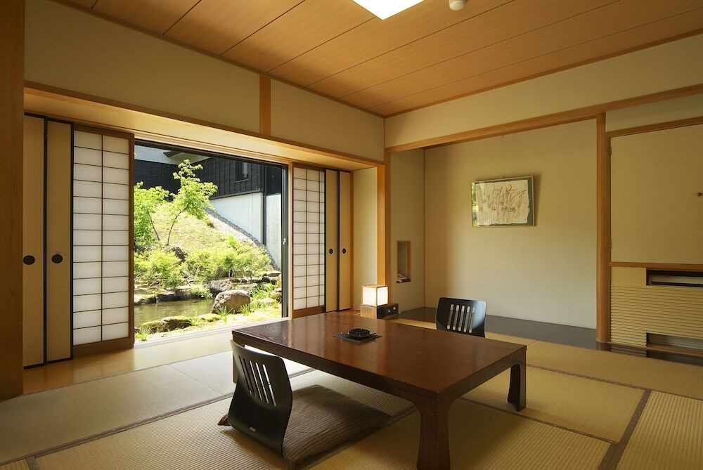 客室内のダイニングエリア