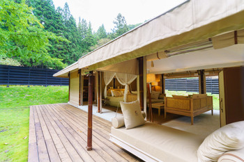 outdoor glamping travel lodge cottage resort hotel interior image