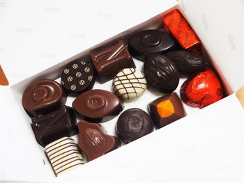 「Neuhaus Vlezenbeek - Chocolate Shop」 料理 39306507 チョコレート工場のショップで販売されているお値打ちなセットです。画像のトレーが３段になっています。2014.12.29