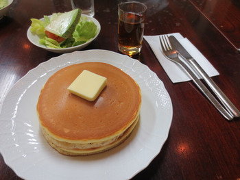 「花時計」料理 992049 ホットケーキです。フルーツ付きのサラダも出てきました。
