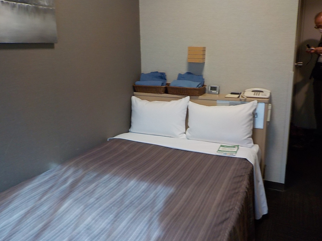 セミダブルベッドです。室内はやや手狭です。