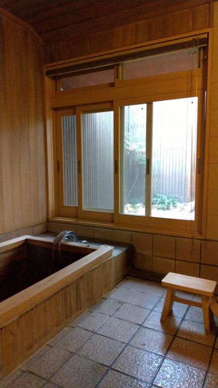 この部屋の内風呂は庭をみながらというのが難しい