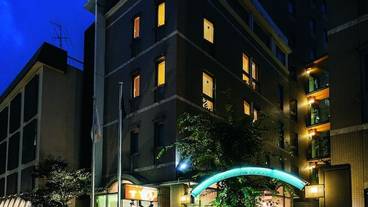 施設の正面 (日没後) / 2