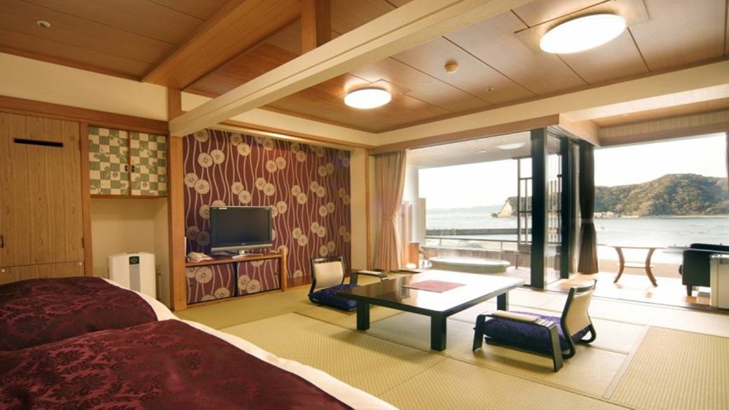 絶景を望む客室で
移ろう海の表情を眺めて / 3