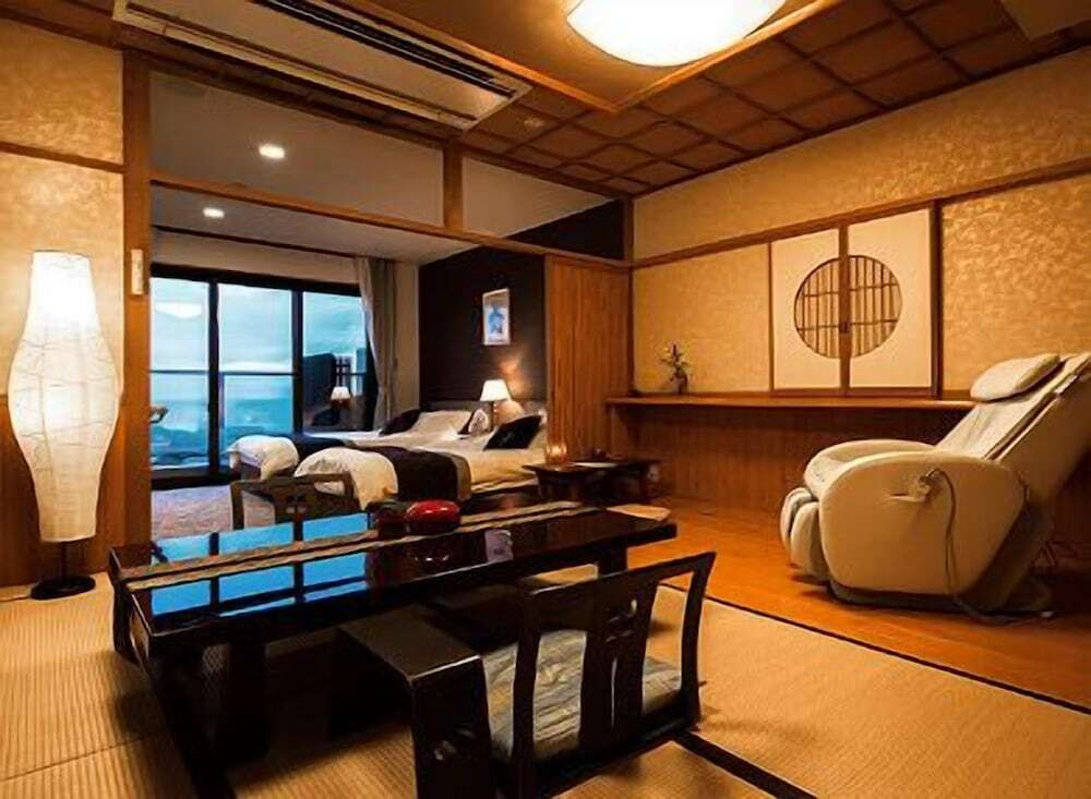 高台から海を眺め、ブランドガニのフルコースを堪能3361628