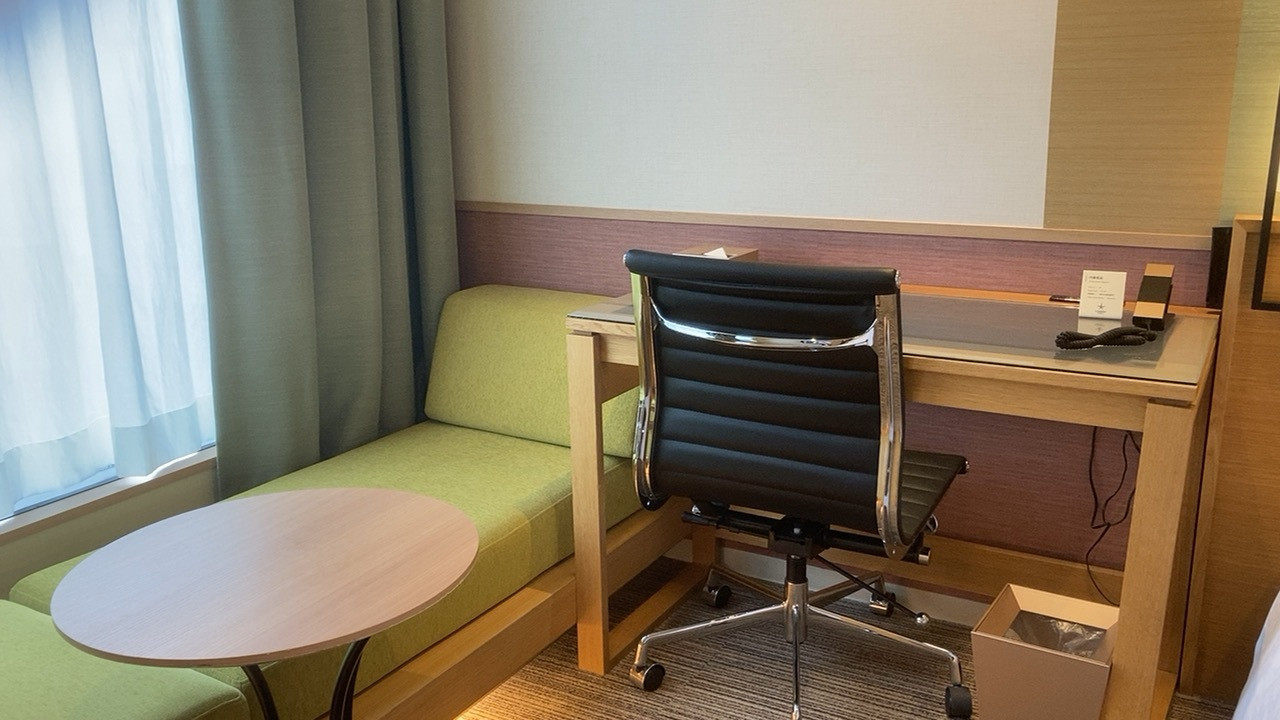 寝られる長さのソファベンチと程よい大きさの机がありました。