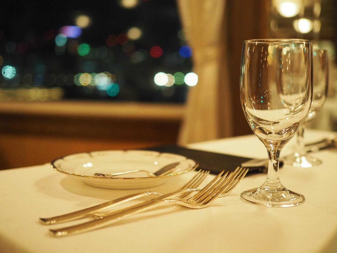 記念日　特別な日の夜景越し船上ディナー