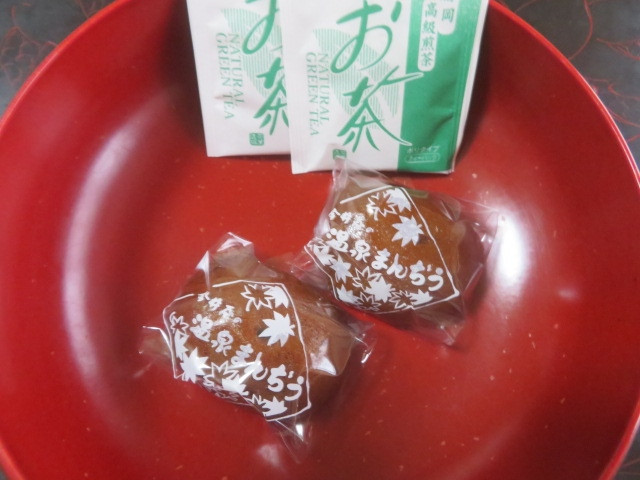お茶請けのお菓子は温泉まんじょうです