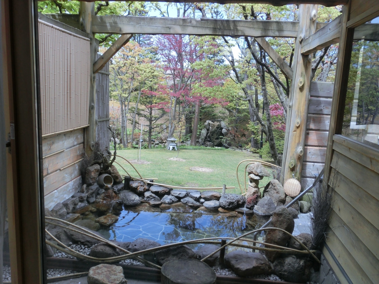 テラスの露天風呂はおしゃれなデザイン♪3483376