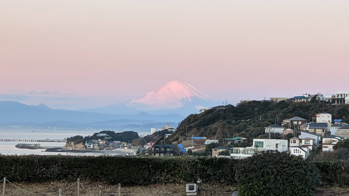 部屋からの江ノ島と富士山