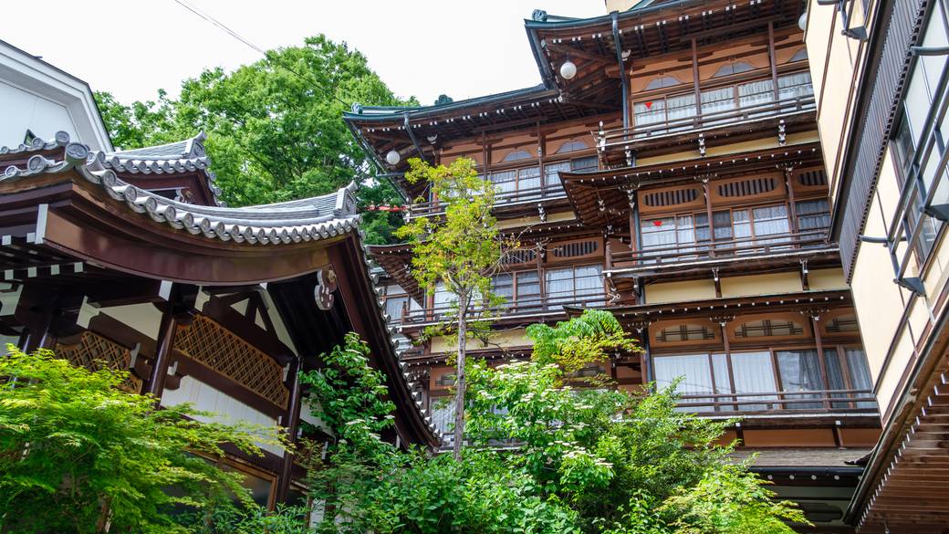 木造4階建ての「斉月楼」外観 / 1