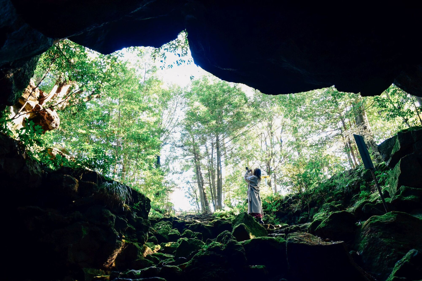 神秘的な地形を探検「駒門風穴」3065069