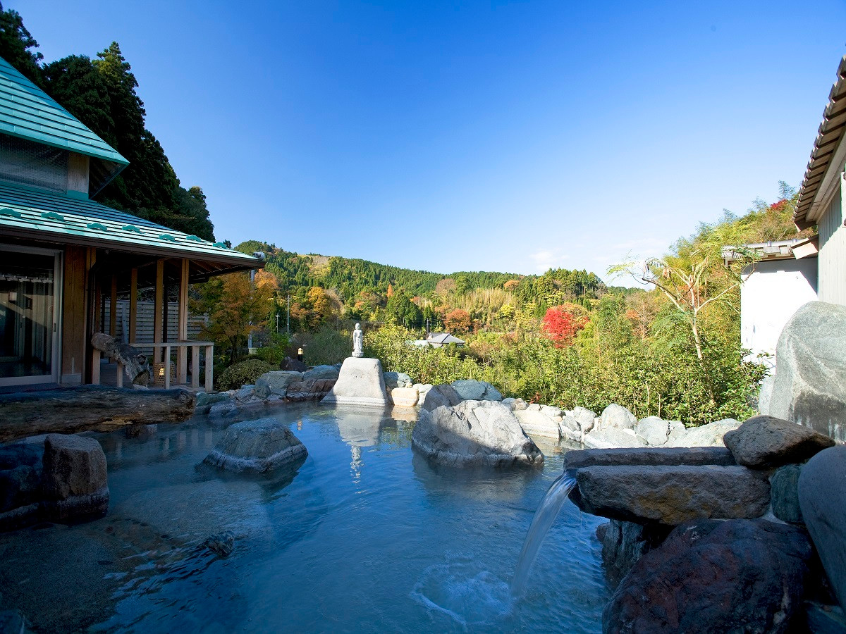 泉質は塩化物泉。「滝見苑」の緑に囲まれた露天風呂で、癒しのひと時を4771460