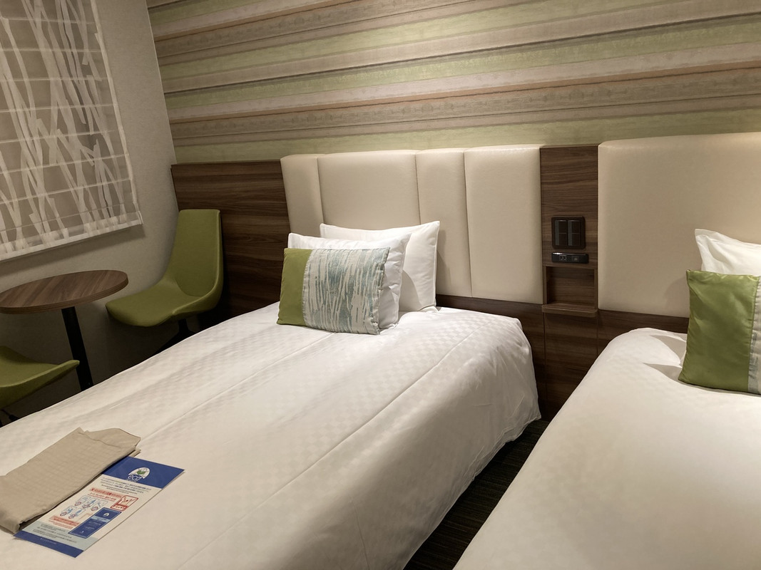 白と緑を基調とした部屋