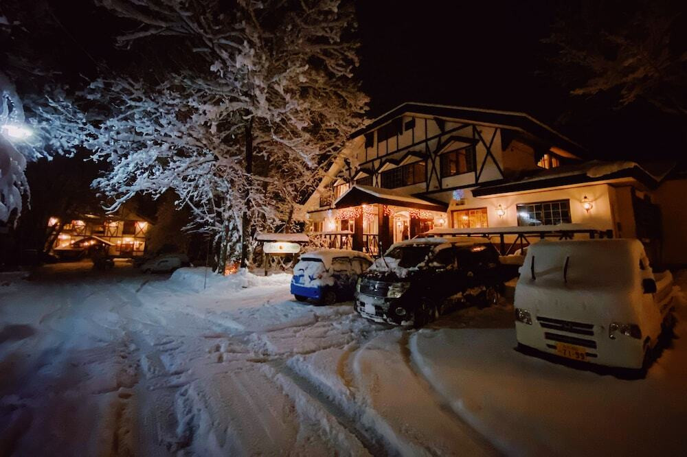 施設の正面 (日没後)