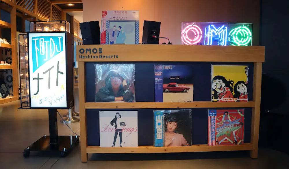 もっと遊びたい時は、毎晩20:30~ロビーラウンジで開催の「オーツカ下町DJナイト」に参加しましょ。レトロな看板やレコードにテンションアップ。