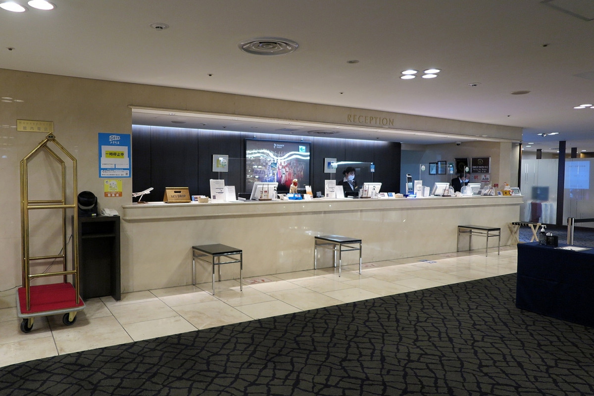 フロントデスクは2階にあります