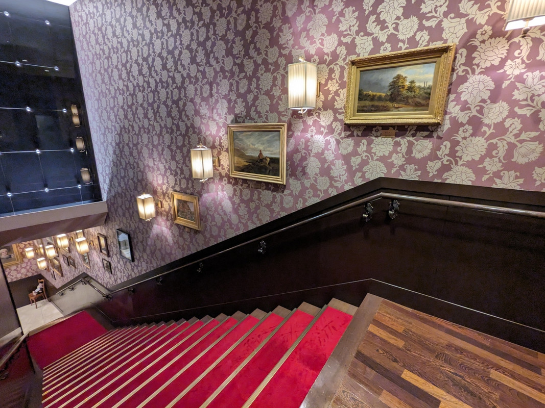 レトロな趣きある階段