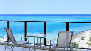 プレミアム ルーム キングベッド 1 台 バルコニー オーシャンビュー（プレミアムオーシャン キングルーム)