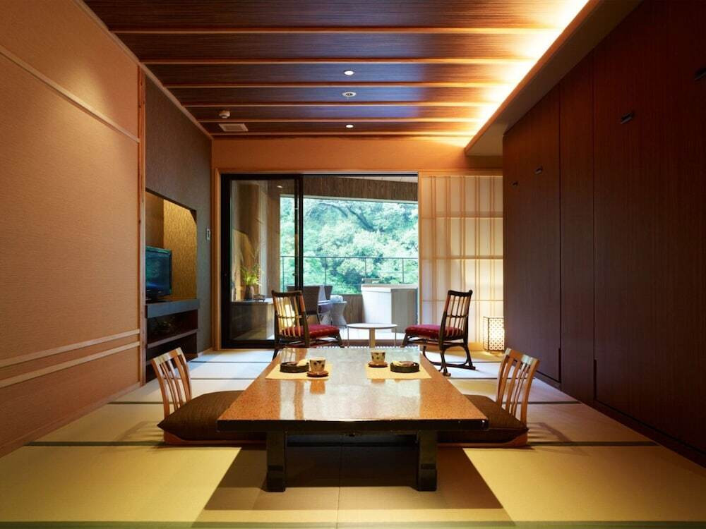 客室内のダイニングエリア