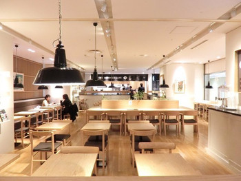 「モノクル カフェ」 内観 34516648 店内のテーブル席の風景です