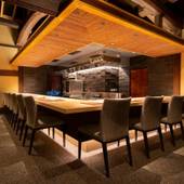 鎌倉 古今（神奈川県 スタンダードホテル）：雰囲気のいいカウンター席を完備。ライブ感あふれるオープンキッチンを見ながら、美食を堪能できる。
●おすすめのシーン／記念日のディナーやランチ / 4