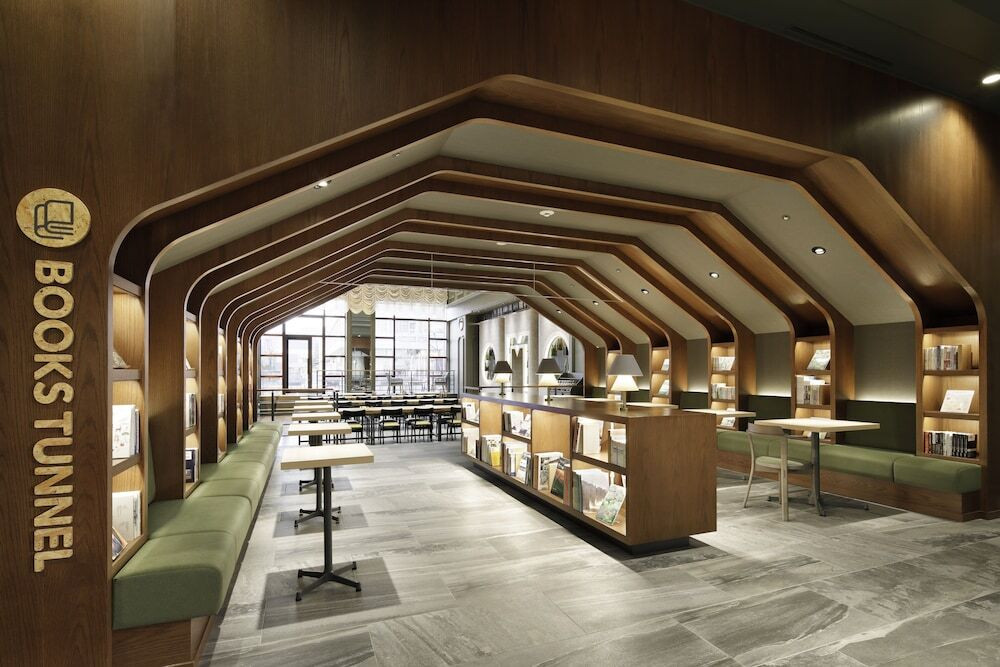 蛇口から出てくるウェルカムドリンクや、たくさんの本！ワクワクしちゃうラウンジ3702362