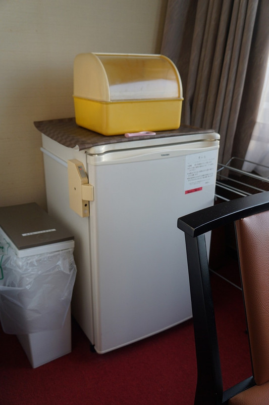 昔懐かしいカギ付き冷蔵庫、現在は空です。