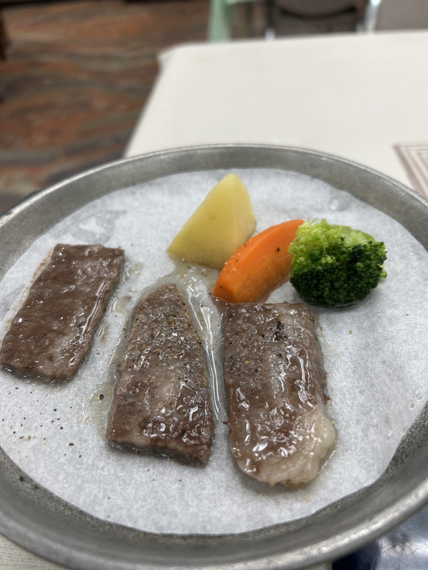 夕飯3/3。陶板焼。見た目が寂しいけど柔らかくて美味しかった