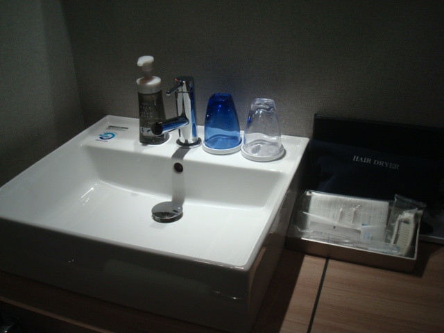 ベッド横に洗面あり