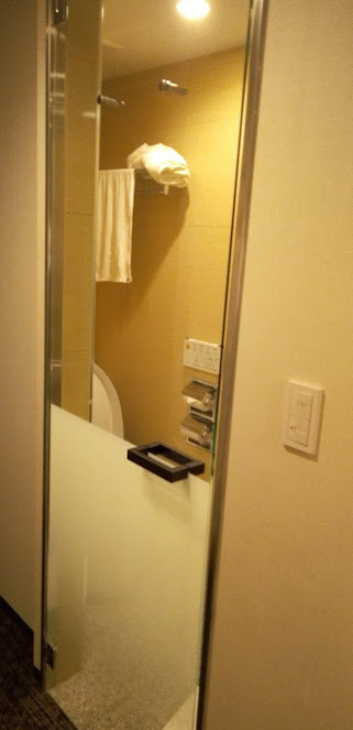 シャワー・トイレルームの扉は透明です