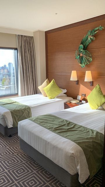 約41㎡の広々とした空間に、120cm幅のベッド2台とリビングスペースを備えた「プレミアツイン」。ワンランク上のホテルステイを楽しめる客室で、タオル地のスリッパなど備品も上質 / 1