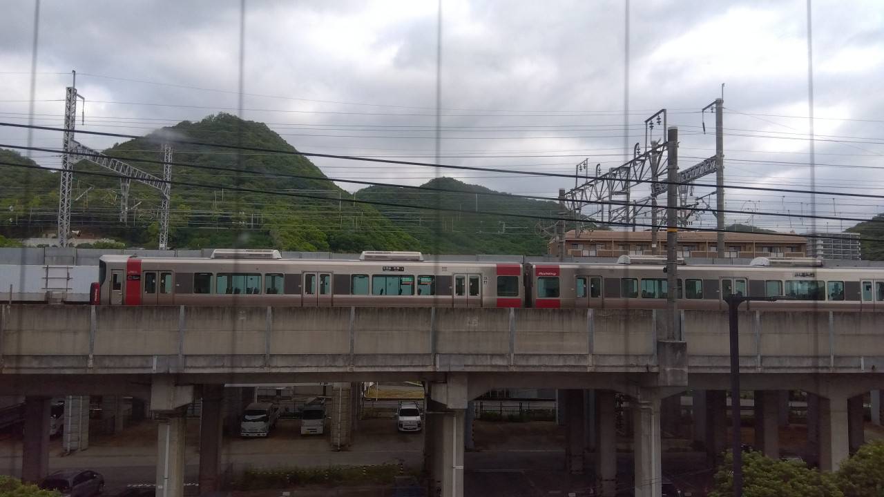 岡山と広島の電車が行き来しております。
