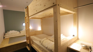 4 人部屋 (共用シャワールーム、ベッドメイクはセルフとなります) (添い寝料金 7-12歳 2,000円, 0-6歳 無料)