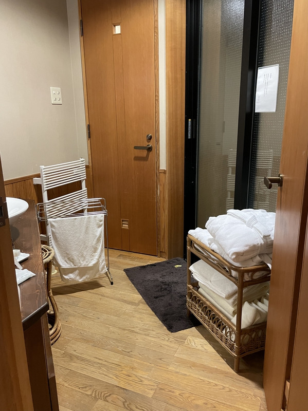 洗面所兼脱衣所。籠にタオル、バスタオル、バスローブ。