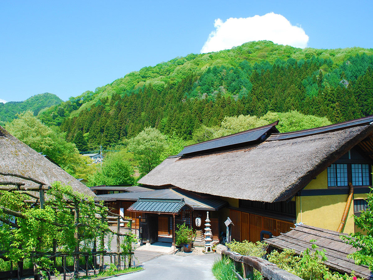 全国各地のかやぶき屋根住居が建ち並ぶ、山懐のお宿4237061